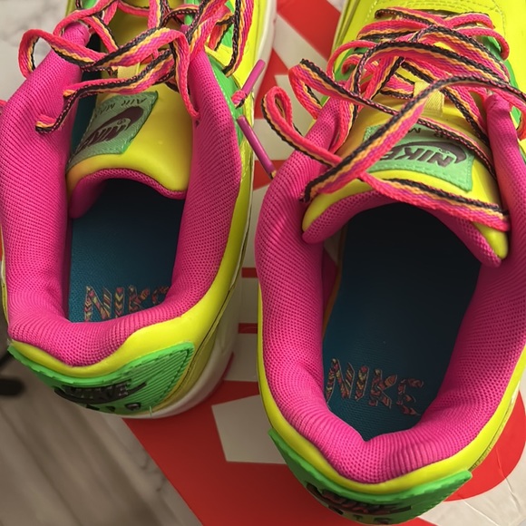 Neon green Nike Air Max - Picture 3 of 3